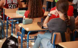 (Foto de ARCHIVO) Imágenes de alumnos del centro inaugurado hoy en Alcalá de Guadaira, a 18 de septiembre de 2024, en Alcalá de Guadaira, Sevilla (Andalucía, España). La consejera de Desarrollo Educativo y Formación Profesional, María del Carmen Castillo, ha inaugurado el nuevo Instituto de Educación Secundaria Hienipa en el municipio sevillano de Alcalá de Guadaíra, que ha supuesto una inversión de 7,5 millones de euros para la construcción del edificio y su equipamiento. Rocío Ruz / Europa Press 18/9/2024