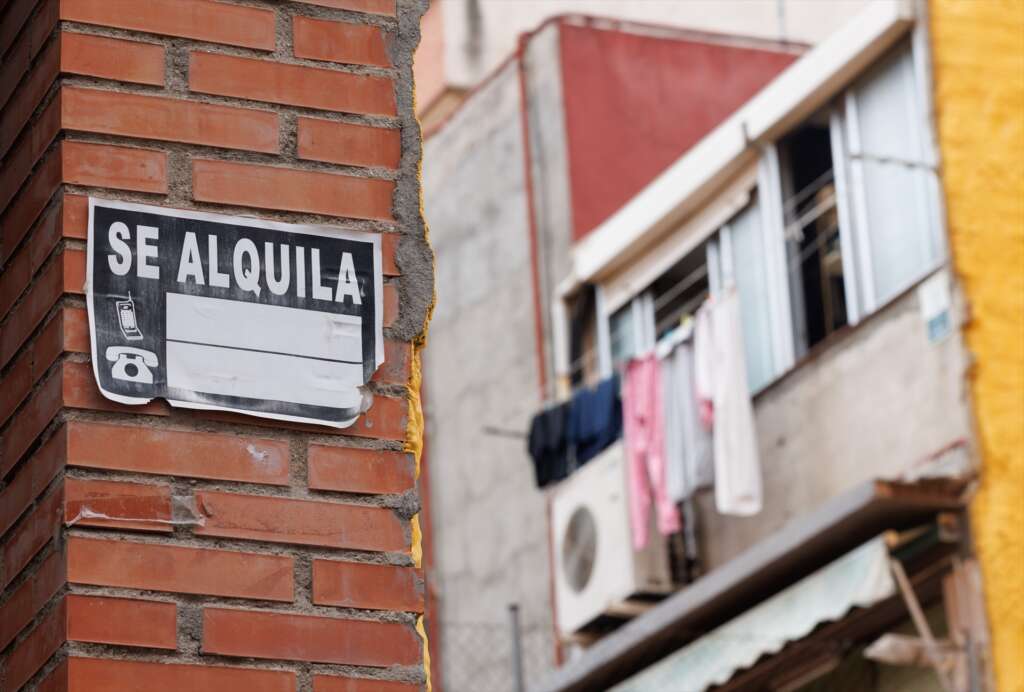 (Foto de ARCHIVO) Un cartel de 'Se Alquila', 19 de junio de 2023, en Madrid (España). El precio del alquiler interanual creció un 11,1% en mayo en la Comunidad de Madrid hasta los 16,37 euros por metro cuadrado, el ascenso más bajo en cinco meses, mientras que el mensual decreció un 0,2%, según el índice Inmobiliario de Fotocasa. En mayo de 2023, once comunidades han superado los precios máximos del alquiler por metro cuadrado al mes. En cuanto al ranking de Comunidades Autónomas (CC.AA.) con el precio de la vivienda más caras para alquilar una vivienda en España, en los primeros lugares se encuentran Madrid y Baleares, con los precios de 16,30 euros por metro cuadrado al mes y los 16,37 euros por metro cuadrado al mes, respectivamente. Eduardo Parra / Europa Press 19 JUNIO 2023;MADRID;CARTELES;ALQUILER 19/6/2023
