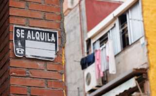 (Foto de ARCHIVO) Un cartel de 'Se Alquila', 19 de junio de 2023, en Madrid (España). El precio del alquiler interanual creció un 11,1% en mayo en la Comunidad de Madrid hasta los 16,37 euros por metro cuadrado, el ascenso más bajo en cinco meses, mientras que el mensual decreció un 0,2%, según el índice Inmobiliario de Fotocasa. En mayo de 2023, once comunidades han superado los precios máximos del alquiler por metro cuadrado al mes. En cuanto al ranking de Comunidades Autónomas (CC.AA.) con el precio de la vivienda más caras para alquilar una vivienda en España, en los primeros lugares se encuentran Madrid y Baleares, con los precios de 16,30 euros por metro cuadrado al mes y los 16,37 euros por metro cuadrado al mes, respectivamente. Eduardo Parra / Europa Press 19 JUNIO 2023;MADRID;CARTELES;ALQUILER 19/6/2023