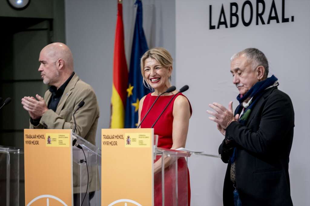 (Foto de ARCHIVO) (I-D) El secretario general de CCOO, Unai Sordo, la vicepresidenta segunda y ministra de Trabajo y Economía Social, Yolanda Díaz, y el secretario general de UGT, Pepe Álvarez, ofrecen una rueda de prensa tras la firma del acuerdo para la reducción de la jornada laboral, en el Ministerio de Trabajo y Economía Social, a 20 de diciembre de 2024, en Madrid (España). La ministra ha firmado con CCOO y UGT el acuerdo para la reducción de la jornada laboral hasta las 37,5 horas semanales, sin merma salarial, poniendo fin a una negociación que se inició hace 11 meses. Díaz, cuyo Ministerio choca por los plazos para la aplicación del acuerdo con el de Economía, dirigido por Carlos Cuerpo, quiere que todos los trabajadores cuenten a 31 de diciembre de 2025 con la reducción. A. Pérez Meca / Europa Press 20 DICIEMBRE 2024;REDUCCIÓN;JORNADA;EMPLEO;HORAS;TRABAJO 20/12/2024