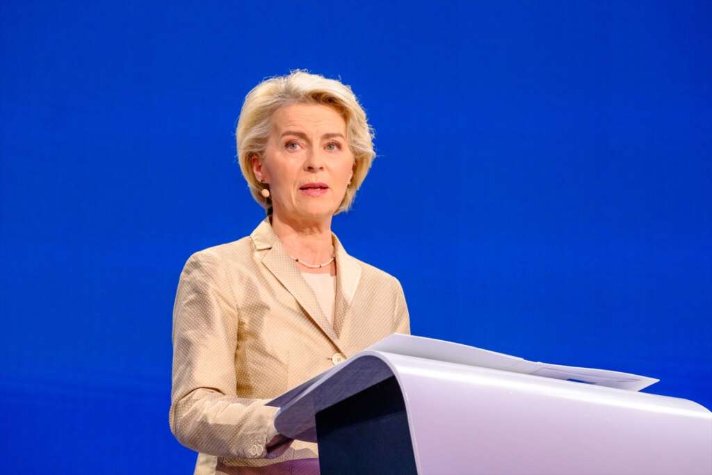 (Foto de ARCHIVO) La presidenta de la Comisión Europea, Ursula Von der Leyen, comparece ante los medios, en el Parlamento Europeo, a 9 de junio de 2024, en Bélgica (Bruselas). El Partido Popular Europeo (PPE) gana las elecciones al Parlamento Europeo con 181 escaños de los 720 del nuevo hemiciclo, lo que mejora su marca de la legislatura anterior en cinco escaños, seguido de Socialistas y Demócratas (S&D), que se mantiene como segunda fuerza pese a perder cuatro escaños y quedarse con 135 eurodiputados, según las primeras proyecciones europeas que muestran también una subida de la ultraderecha. EPP Group 10/6/2024