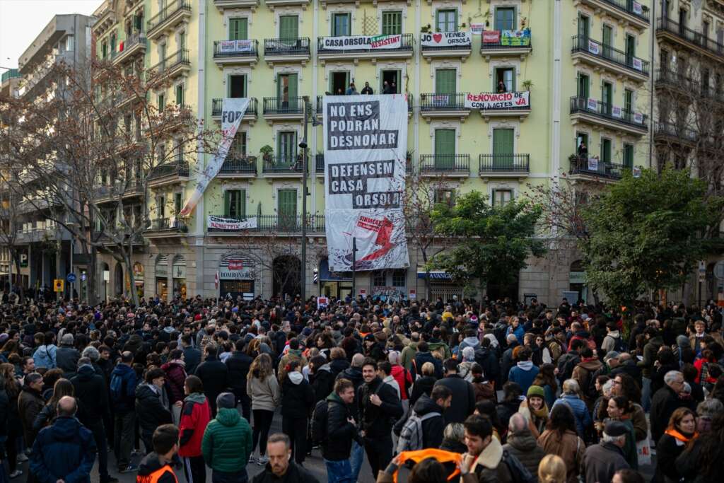 (Foto de ARCHIVO) Decenas de personas durante una concentración de Sindicat de Llogateres de Catalunya y vecinos en contra del desalojo de la Casa Orsola, a 31 de enero de 2025, en Barcelona, Cataluña (España). Unas 100 personas han pasado la noche entre la Casa Orsola --en el número 122 de la calle Consell de Cent de Barcelona-- y una carpa ubicada en la calle para rechazar el desalojo de un vecino. A Josep, el vecino afectado, se le acabó el contrato de alquiler en 2021, pero ha continuado pagando la mensualidad sin irse, para "presionar" a ‘Lioness Inversiones’ a negociar y, tras 2 años de procedimientos judiciales, la Audiencia de Barcelona ha ratificado la sentencia de desahucio y el juez ha fijado la fecha para el 31 de enero. Lorena Sopêna / Europa Press 31 ENERO 2025;CASA ORSOLA;BARCELONA;DESALOJO 31/1/2025
