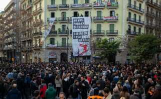 (Foto de ARCHIVO) Decenas de personas durante una concentración de Sindicat de Llogateres de Catalunya y vecinos en contra del desalojo de la Casa Orsola, a 31 de enero de 2025, en Barcelona, Cataluña (España). Unas 100 personas han pasado la noche entre la Casa Orsola --en el número 122 de la calle Consell de Cent de Barcelona-- y una carpa ubicada en la calle para rechazar el desalojo de un vecino. A Josep, el vecino afectado, se le acabó el contrato de alquiler en 2021, pero ha continuado pagando la mensualidad sin irse, para "presionar" a ‘Lioness Inversiones’ a negociar y, tras 2 años de procedimientos judiciales, la Audiencia de Barcelona ha ratificado la sentencia de desahucio y el juez ha fijado la fecha para el 31 de enero. Lorena Sopêna / Europa Press 31 ENERO 2025;CASA ORSOLA;BARCELONA;DESALOJO 31/1/2025
