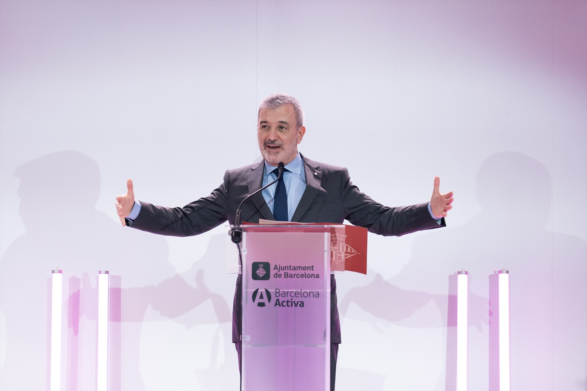(Foto de ARCHIVO) El alcalde de Barcelona, Jaume Collboni, interviene durante la entrega de entradas para el MWC, en el Cibernàrium 22@, a 27 de febrero de 2025, en Barcelona, Catalunya (España). Durante el acto, se ha realizado la entrega de invitaciones para el Mobile World Congress (MWC) 2025, que se celebrará del 3 al 6 de marzo en Barcelona, a 200 alumnos de Barcelona Activa. David Zorrakino / Europa Press 27 FEBRERO 2025;ENTRADAS;REGALO;ENTREGA;MWC 27/2/2025
