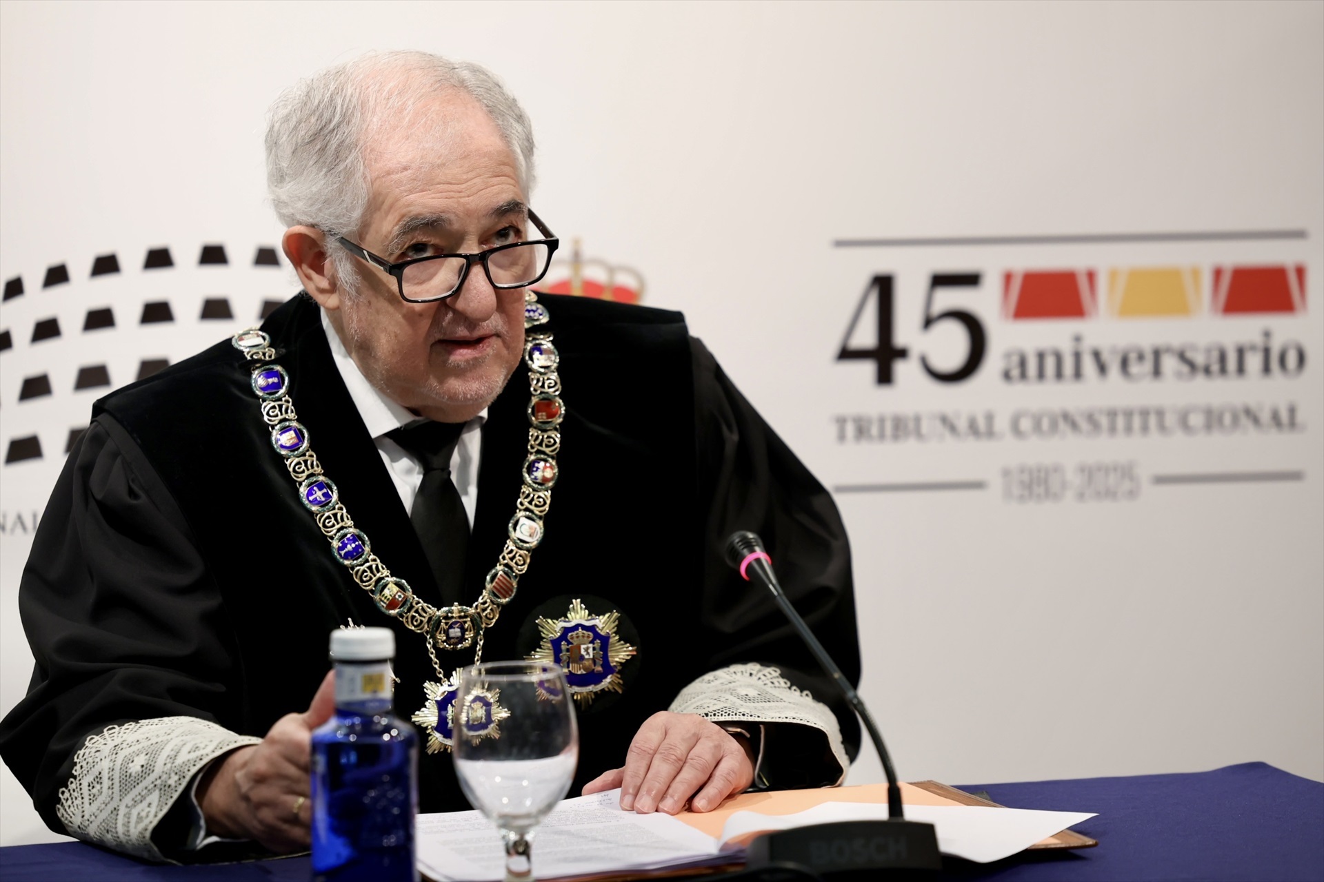 (Foto de ARCHIVO) El presidente del Tribunal Constitucional, Cándido Conde-Pumpido, durante la atención a los medios de comunicación. A 18 de marzo de 2025, en Cádiz (Andalucía, España). El presidente del Tribunal Constitucional, Cándido Conde-Pumpido y la vicepresidenta del Tribunal Constitucional, Inmaculada Montalbán Huertas, han presidido el Pleno jurisdiccional extraordinario del Tribunal Constitucional en el marco del 45º aniversario de su constitución y entrada en funcionamiento y para homenajear a la ciudad donde las Cortes de Cádiz aprobaron la Constitución de 1812. Nacho Frade / Europa Press 18/3/2025