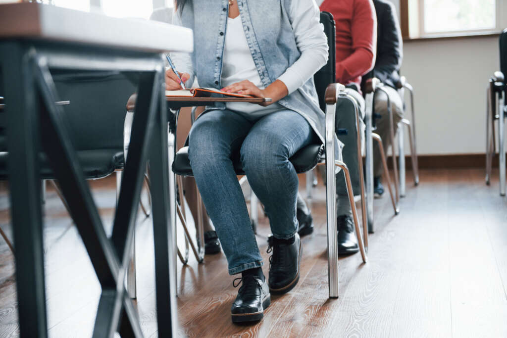 Estudiantes en la universidad. Foto: Freepik.