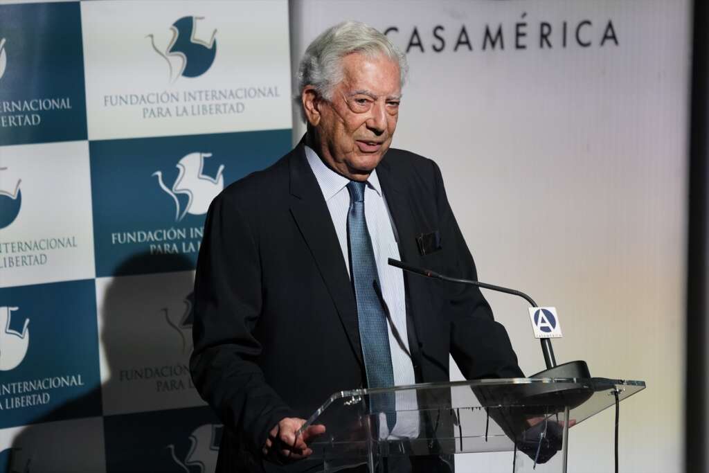 (Foto de ARCHIVO) Mario Vargas Llosa asiste a una conferencia en la Casa de América, a 05 de marzo de 2022, en Madrid (España). Jesús Domínguez 07 MARZO 2022;ANTONIO BANDERAS;MARIO VARGAS LLOSA;JESÚS DOMÍNGUEZ;CATEGORY_CODE_SHO 14/4/2025