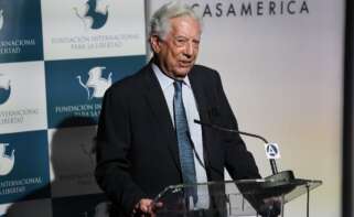 (Foto de ARCHIVO) Mario Vargas Llosa asiste a una conferencia en la Casa de América, a 05 de marzo de 2022, en Madrid (España). Jesús Domínguez 07 MARZO 2022;ANTONIO BANDERAS;MARIO VARGAS LLOSA;JESÚS DOMÍNGUEZ;CATEGORY_CODE_SHO 14/4/2025
