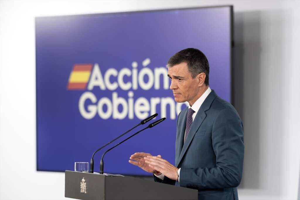 El presidente del Gobierno, Pedro Sánchez, comparece ante los medios, en el Palacio de la Moncloa, a 29 de abril de 2025, en Madrid (España). Tanto en la reunión del Consejo de Seguridad Nacional como en el Consejo de Ministros se ha abordado con exclusividad la situación creada por el apagón masivo que afectó este lunes a la Península Ibérica. Por ello se realizará una nueva reunión del Consejo de Ministros, mañana miércoles 30 de abril, para abordar los asuntos ordinarios previstos inicialmente, como la aprobación de la reducción de la jornada laboral a 37,5 horas semanales para que comience su trámite parlamentario. Diego Radamés / Europa Press 29/4/2025