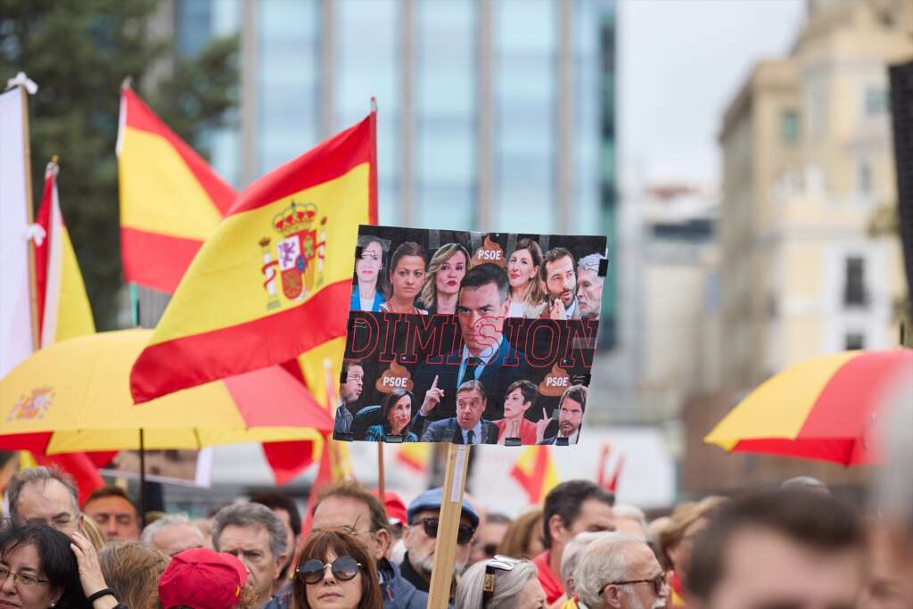 (Foto de ARCHIVO) Una cartel de protesta durante una manifestación, en la Plaza de Colón, a 10 de mayo de 2025, en Madrid (España). Más de un centenar de asociaciones de la sociedad civil, aglutinadas en la Plataforma por la España Constitucional, han convocado una manifestación bajo el lema ‘Por la dignidad de España: Sánchez dimisión, elecciones ya’ para exigir la dimisión del presidente del Gobierno. Jesús Hellín / Europa Press 10 MAYO 2025;MANIFESTACIÓN;SÁNCHEZ;DIMISIÓN;ELECCIONES;PRESIDENTE 10/5/2025