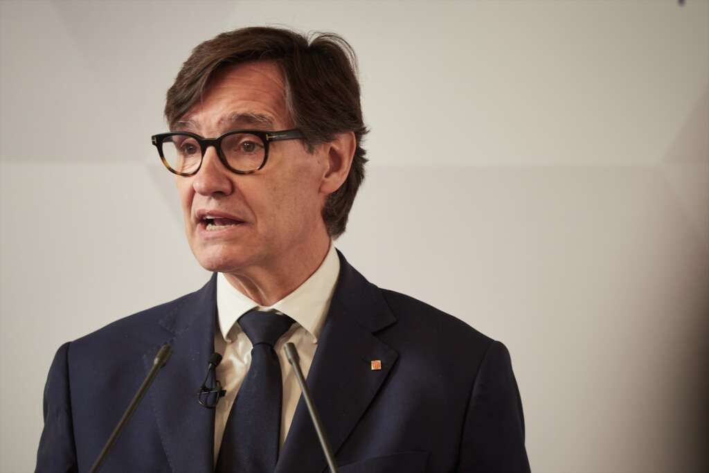 (Foto de ARCHIVO) El presidente de la Generalitat de Catalunya, Salvador Illa, interviene durante una conferencia económica, en el Hotel Tres Reyes, a 16 de mayo de 2025, en Pamplona, Navarra (España). Durante su visita a la capital navarra, Illa ha participado en una conferencia económica ante empresarios y representantes institucionales y de la sociedad civil navarra. Posteriormente, ha mantenido un encuentro con la presidenta del Gobierno foral. Eduardo Sanz / Europa Press 16 MAYO 2025;GENERALITAT;VISITA;CONFERENCIA;ENCUENTRO;POLÍTICA 16/5/2025