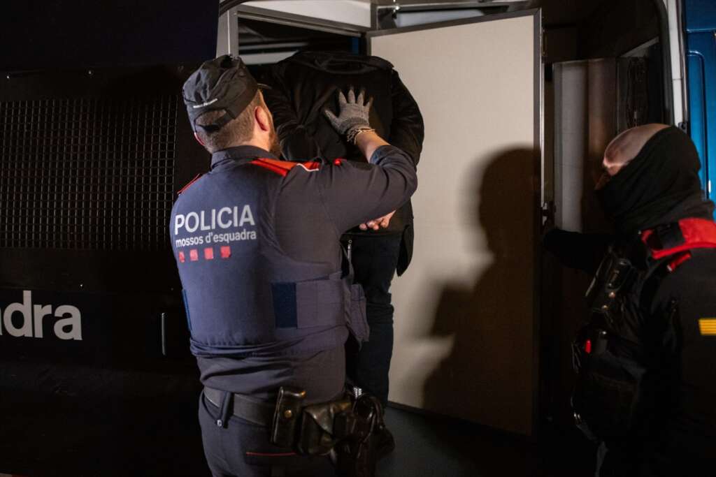 (Foto de ARCHIVO) Una operación de los Mossos d’Esquadra, a 5 de abril de 2025, en Barcelona, Cataluña (España). El dispositivo está dentro del ‘Plan Kanpai’, para luchar contra la multirreincidencia. El plan se extiende a toda el área metropolitana en acciones coordinadas por todas las áreas regionales policiales, ya que antes cada comisaría lideraba la lucha contra esta criminalidad específica de su zona. En 2024, solo en la capital catalana, la policía detuvo a 452 ladrones multirreincidentes que acumulaban un total de 3.600 arrestos por 9.114 delitos. Lorena Sopêna / Europa Press 05/4/2025