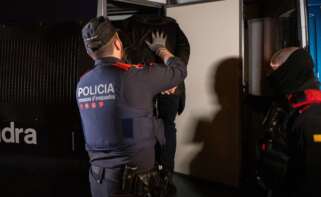 (Foto de ARCHIVO) Una operación de los Mossos d’Esquadra, a 5 de abril de 2025, en Barcelona, Cataluña (España). El dispositivo está dentro del ‘Plan Kanpai’, para luchar contra la multirreincidencia. El plan se extiende a toda el área metropolitana en acciones coordinadas por todas las áreas regionales policiales, ya que antes cada comisaría lideraba la lucha contra esta criminalidad específica de su zona. En 2024, solo en la capital catalana, la policía detuvo a 452 ladrones multirreincidentes que acumulaban un total de 3.600 arrestos por 9.114 delitos. Lorena Sopêna / Europa Press 05/4/2025