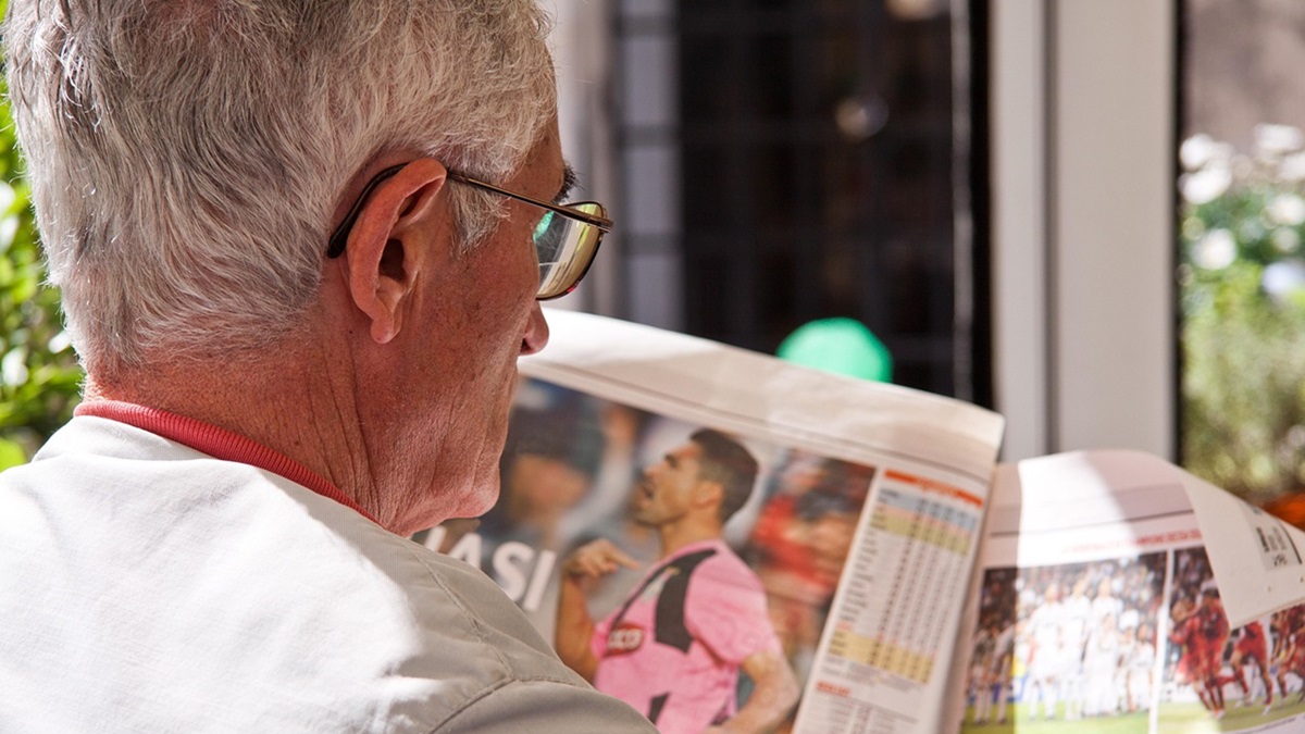 Un jubilado leyendo el periódico