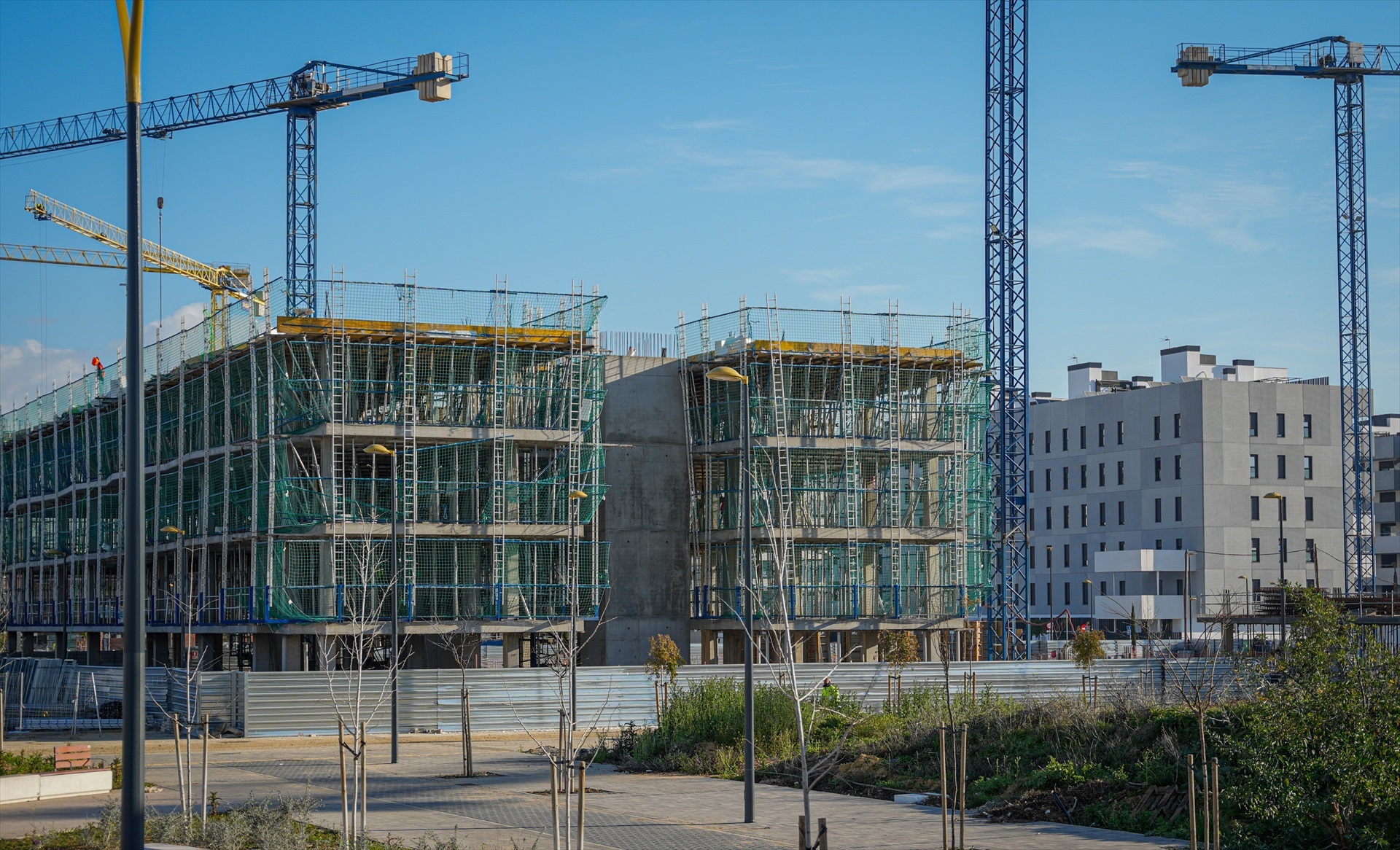(Foto de ARCHIVO) Promoción de viviendas de EMVISESA en Palmas Altas durante su construcción. A 11 de febrero de 2025, en Sevilla (Andalucía, España).La consejera de Fomento, Articulación del Territorio y Vivienda, Rocío Díaz, asiste al acto de primera piedra de una nueva promoción de viviendas protegidas en Palmas Altas. María José López / Europa Press 11/2/2025