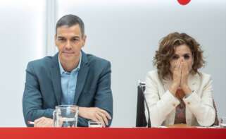 El presidente del Gobierno, Pedro Sánchez y la vicesecretaria general del PSOE, vicepresidenta primera del Gobierno y ministra de Hacienda, María Jesús Montero, durante la reunión de la Comisión Ejecutiva Federal en la sede de Ferraz, a 7 de julio de 2025, en Madrid (España). La comisión ejecutiva federal del PSOE ha tenido lugar después del Comité Federal del PSOE que se celebró el pasado fin de semana para la reestructuración interna del partido tras la crisis provocada por el ‘caso Koldo’ y la dimisión de Santos Cerdán. Alejandro Martínez Vélez / Europa Press 07 JULIO 2025;SANCHEZ;PSOE: 07/7/2025