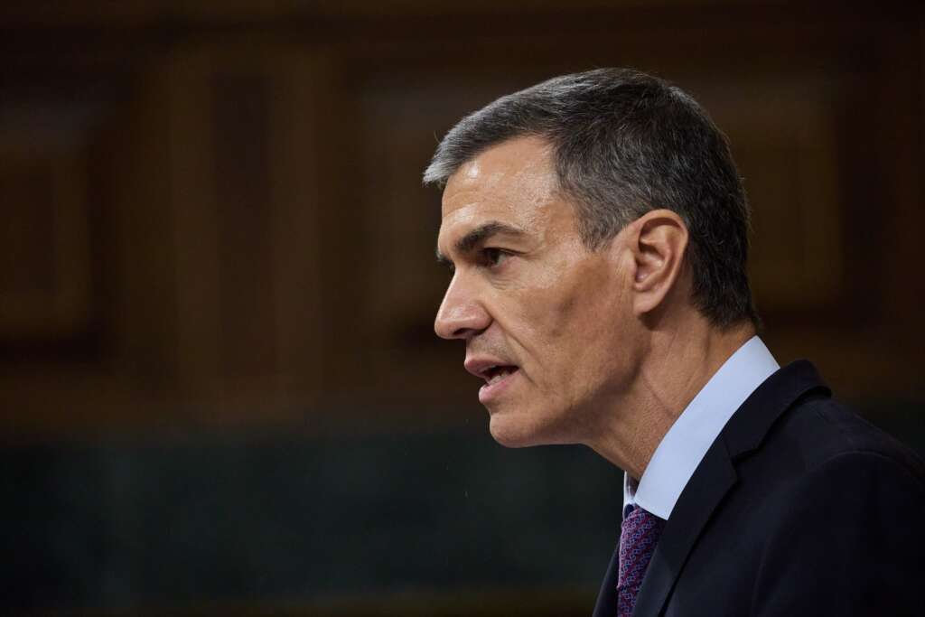 (Foto de ARCHIVO) El presidente del Gobierno, Pedro Sánchez, durante un pleno extraordinario, en el Congreso de los Diputados, a 9 de julio de 2025, en Madrid (España). Sánchez comparece en un pleno extraordinario para tratar asuntos pendientes como la implicación de Santos Cerdán en la trama de comisiones de Koldo García y José Luis Ábalos, las actividades de la exconcejal socialista Leire Díez buscando pruebas contra la UCO, y asuntos internacionales como el próximo Consejo de la Unión Europea y la Cubre de la OTAN. También, durante la sesión plenaria, anuncia un paquete de medidas contra la corrupción que garantice la continuidad de la legislatura. Jesús Hellín / Europa Press 09/7/2025