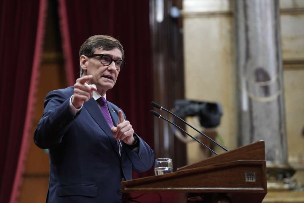 El president de la Generalitat, Salvador Illa, durante una sesión plenaria, en el Parlament de Catalunya. David Zorrakino / Europa Press
