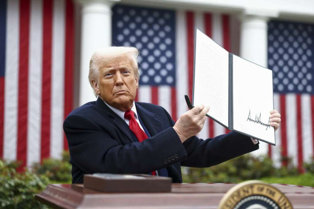 Donald Trump, el pasado mes de abril, firmando aranceles. EUROPA PRESS. ECONOMIA Jim LoScalzo-Pool / Zuma Press / ContactoPhoto