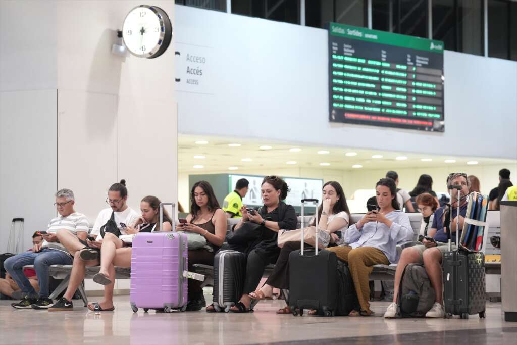 (Foto de ARCHIVO)
Varias personas con maletas, en la estación de Sants, a 8 de agosto de 2025, en Barcelona, Catalunya (España). Se han registrado cifras récord de pasajeros este verano en Sants, impulsadas tanto por la creciente llegada de turistas internacionales como por el incremento de compañías low cost ferroviarias y los descuentos del programa ‘Verano Joven’ para viajeros nacionales. Barcelona es considerada la ciudad más densamente visitada de Europa durante estas fechas, con 201,722 visitantes por km² y picos históricos de afluencia en todos los transportes y alojamientos.

David Zorrakino / Europa Press
08 AGOSTO 2025;ESTACIÓN;SANTS;CATALUÑA;TURISMO;MALETAS;VERANO;VACACIONES
08/8/2025