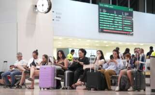 (Foto de ARCHIVO) Varias personas con maletas, en la estación de Sants, a 8 de agosto de 2025, en Barcelona, Catalunya (España). Se han registrado cifras récord de pasajeros este verano en Sants, impulsadas tanto por la creciente llegada de turistas internacionales como por el incremento de compañías low cost ferroviarias y los descuentos del programa ‘Verano Joven’ para viajeros nacionales. Barcelona es considerada la ciudad más densamente visitada de Europa durante estas fechas, con 201,722 visitantes por km² y picos históricos de afluencia en todos los transportes y alojamientos. David Zorrakino / Europa Press 08 AGOSTO 2025;ESTACIÓN;SANTS;CATALUÑA;TURISMO;MALETAS;VERANO;VACACIONES 08/8/2025
