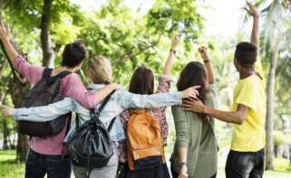 Un grupo de jóvenes amigos en un parque