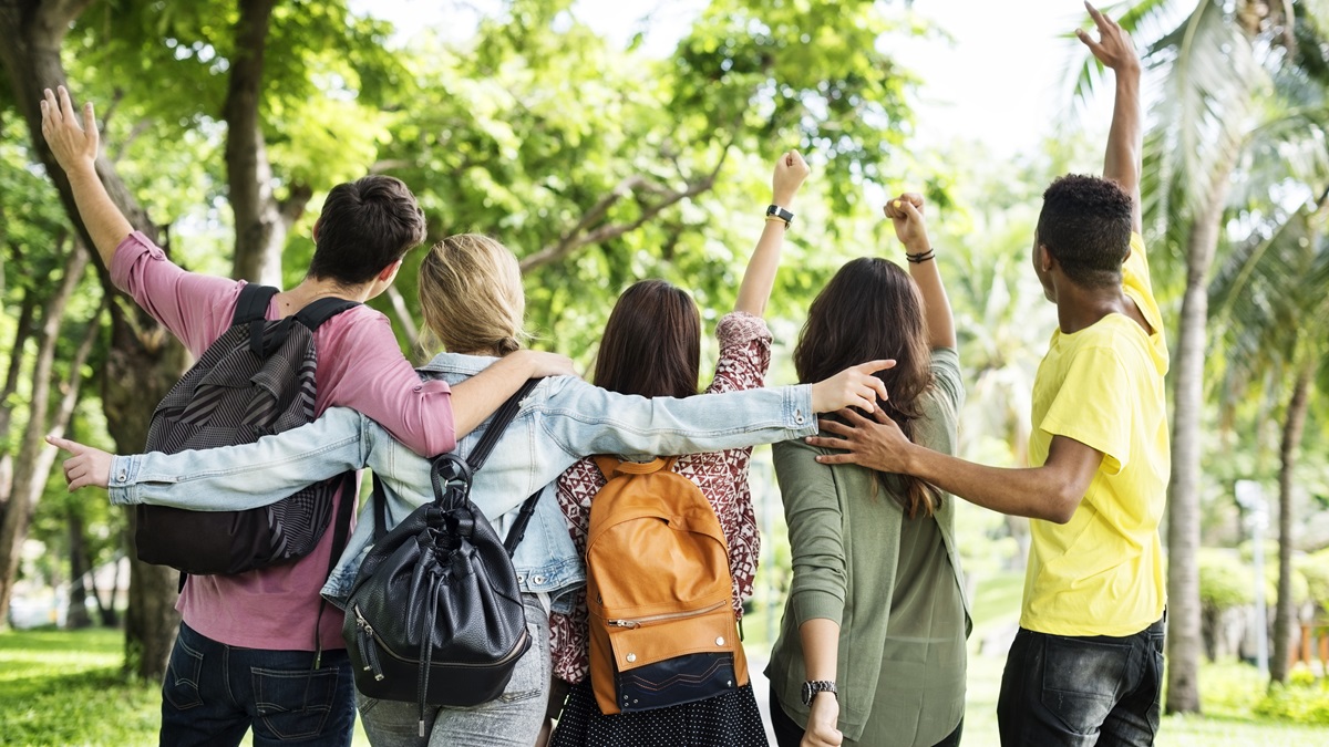 Un grupo de jóvenes amigos en un parque