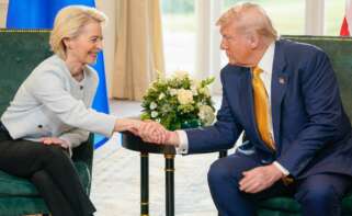 27/07/2025 HANDOUT - 27 July 2025, United Kingdom, Turnberry: US President Donald Trump and European Commission President Ursula von der Leyen shake hands after they reached an agreement to settle a trade dispute over tariff hikes, at the Trump Turnberry golf course. Photo: Fred Guerdin/EU Commission /dpa - ATTENTION: editorial use only and only if the credit mentioned above is referenced in full POLITICA INTERNACIONAL Fred Guerdin/EU Commission /dpa