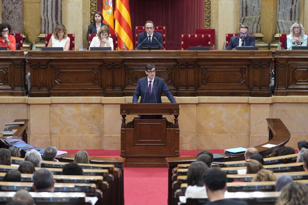 (Foto de ARCHIVO) El president de la Generalitat, Salvador Illa, durante una sesión plenaria, en el Parlament de Catalunya, a 22 de julio de 2025, en Barcelona, Catalunya (España). Illa comparece en el Parlament, en el último periodo de sesiones antes de las vacaciones, para ofrecer explicaciones sobre el caso Cerdán, y sus posibles repercusiones en Catalunya. David Zorrakino / Europa Press 22/7/2025