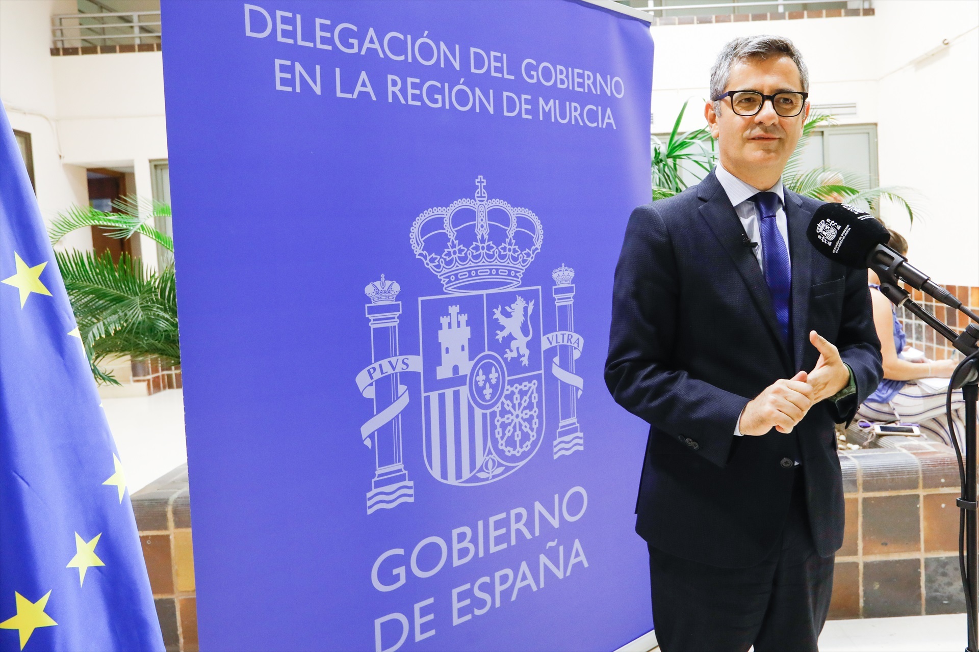 (Foto de ARCHIVO) El ministro de la Presidencia, Justicia y Relaciones con las Cortes, Félix Bolaños, atiende a los medios de comunicación antes de que el nuevo delegado del Gobierno en la Región tome posesión, en el edificio de usos múltiples de la Delegación del Gobierno, a 12 de septiembre de 2025, en Murcia, Región de Murcia (España). Francisco Lucas ha tomado posesión como delegado del Gobierno en la Región de Murcia en un acto institucional, confirmando su nombramiento realizado por el Consejo de Ministros el 2 de septiembre de 2025. Edu Botella / Europa Press 12/9/2025
