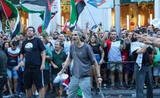 Varias personas se manifiestan a favor Palestina en Atocha, el día de la etapa 21 de la Vuelta Ciclista a España, a 14 de septiembre de 2025, en Madrid (España). La Vuelta Ciclista a España pone hoy en Madrid el punto y final a una 90 edición de la ronda española marcada por las protestas en apoyo del pueblo palestino. La etapa final ha comenzando en la localidad de Alalpardo y finaliza en Cibeles con un recorrido de 106 kilómetros. Jesús Hellín / Europa Press 14 SEPTIEMBRE 2025;PALESTINA;CICLISMO;VUELTA CICLISTA;ESPAÑA;PIXELADA 14/9/2025