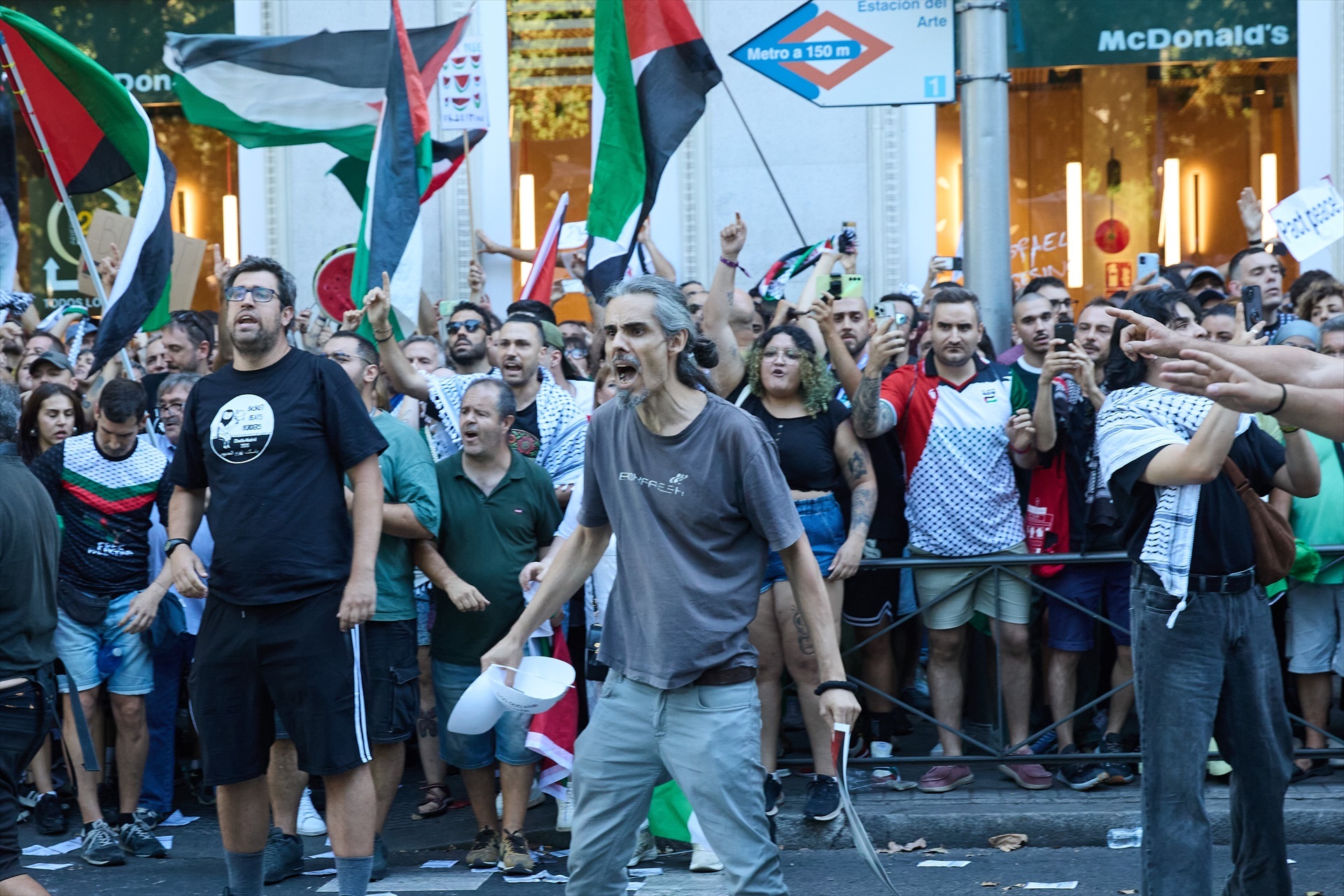 Varias personas se manifiestan a favor Palestina en Atocha, el día de la etapa 21 de la Vuelta Ciclista a España, a 14 de septiembre de 2025, en Madrid (España). La Vuelta Ciclista a España pone hoy en Madrid el punto y final a una 90 edición de la ronda española marcada por las protestas en apoyo del pueblo palestino. La etapa final ha comenzando en la localidad de Alalpardo y finaliza en Cibeles con un recorrido de 106 kilómetros. Jesús Hellín / Europa Press 14 SEPTIEMBRE 2025;PALESTINA;CICLISMO;VUELTA CICLISTA;ESPAÑA;PIXELADA 14/9/2025