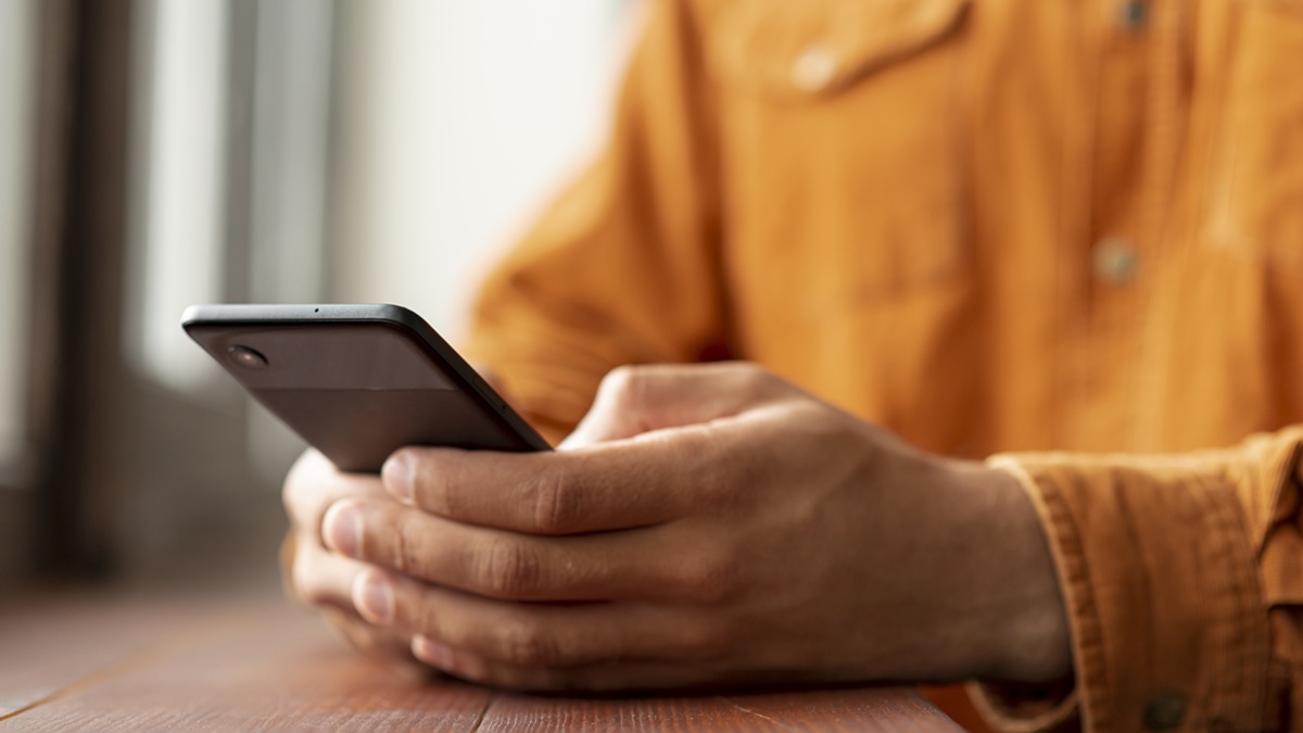 Un hombre navegando en su teléfono móvil