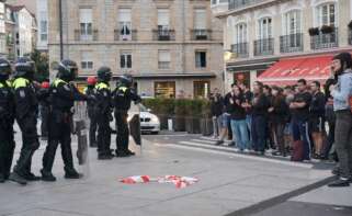 Intento de retirada de la acampada de GKS, en la plaza de la Virgen Blanca