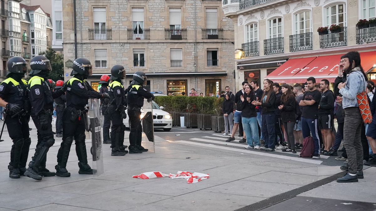 Intento de retirada de la acampada de GKS, en la plaza de la Virgen Blanca