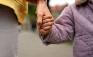 Una madre con su hija. Foto: Freepik.