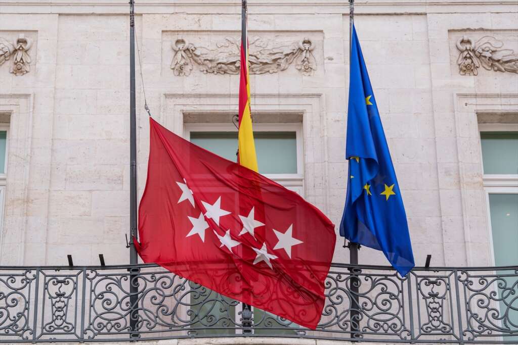 (Foto de ARCHIVO)
Banderas a media asta en la Real Casa de Correos, sede de la Presidencia de la Comunidad de Madrid, tras la declaración de luto oficial, a 21 de abril de 2025, en Madrid (España). El Gobierno ha decidido declarar tres días de luto oficial, desde hoy lunes y hasta el miércoles, por la muerte del Papa Francisco, fallecido esta mañana a los 88 años de edad. Lo ha anunciado en una declaración institucional desde La Moncloa el ministro de Presidencia, Justicia y Relaciones con las Cortes, Félix Bolaños.
Matias Chiofalo / Europa Press
21/4/2025
