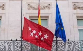 (Foto de ARCHIVO) Banderas a media asta en la Real Casa de Correos, sede de la Presidencia de la Comunidad de Madrid, tras la declaración de luto oficial, a 21 de abril de 2025, en Madrid (España). El Gobierno ha decidido declarar tres días de luto oficial, desde hoy lunes y hasta el miércoles, por la muerte del Papa Francisco, fallecido esta mañana a los 88 años de edad. Lo ha anunciado en una declaración institucional desde La Moncloa el ministro de Presidencia, Justicia y Relaciones con las Cortes, Félix Bolaños. Matias Chiofalo / Europa Press 21/4/2025