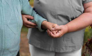 Una persona cuida a una anciana. Foto: Freepik.
