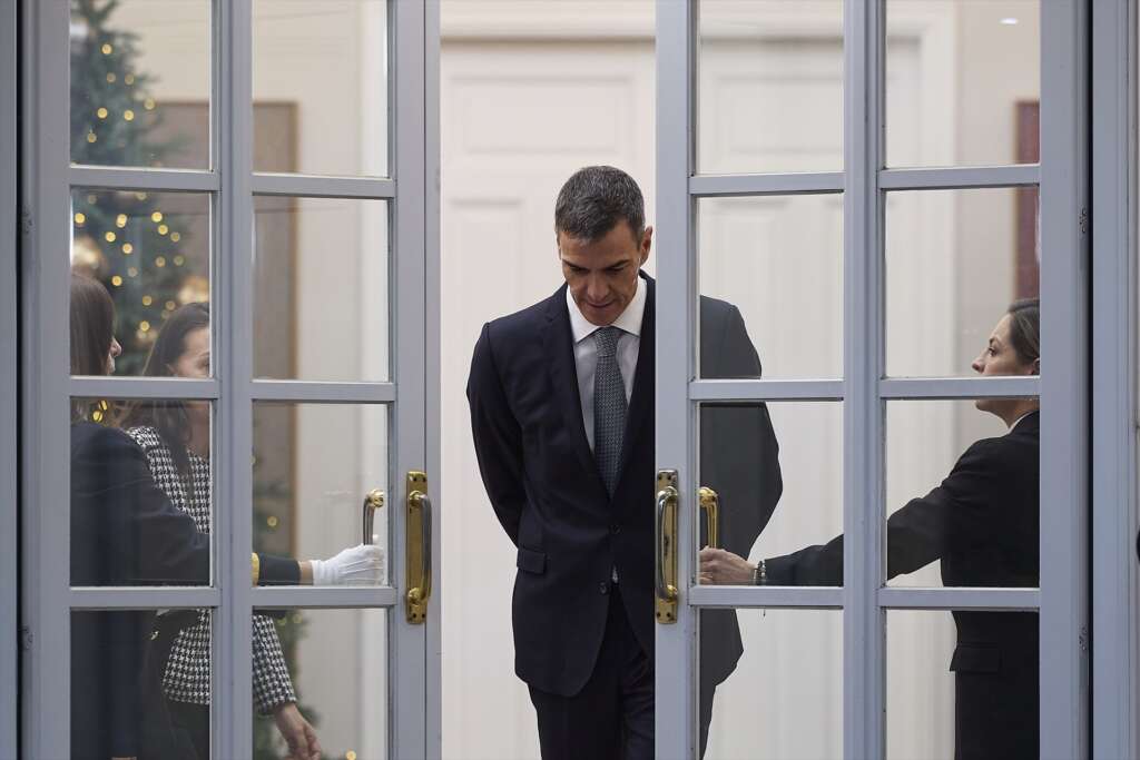 El presidente del Gobierno, Pedro Sánchez, antes de recibir al presidente del Estado de Palestina, Mahmoud Abbas, en el Palacio de La Moncloa, a 10 de diciembre de 2025, en Madrid (España). Abbas realiza una visita de trabajo a nuestro país con el fin de mantener varios encuentros e intercambiar opiniones sobre la nueva etapa que se inicia tras el acuerdo de alto el fuego para la Franja de Gaza.
Jesús Hellín / Europa Press
10 DICIEMBRE 2025;PALESTINA;PRESIDENTE;ABBAS;GUERRA;PAZ;FRANJA DE GAZA;GAZA;ACUERDO;REUNIÓN
10/12/2025