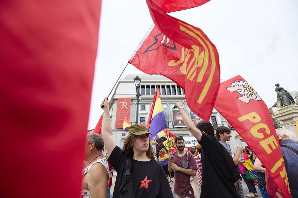 (Foto de ARCHIVO) Manifestantes, con banderas del PCE y JCE, en una concentración contra la vuelta del Rey emérito a España, en la Plaza de Ópera, a 22 de mayo de 2022, en Madrid (España). Una treintena de organizaciones entre las que se incluyen, Izquierda Republicana, Juventudes Socialistas de Madrid, Partido Comunista de Madrid (PCM) e Izquierda Unida de Madrid, entre otras, han convocado una concentración en contra de la vuelta del Rey emérito Juan Carlos de Borbón a España. El Rey Juan Carlos llegó el jueves 19 de mayo a Sanxenxo para participar en la 3º Regata del IV Circuito Copa de España 2022. Mañana tiene previsto reunirse con el Rey Felipe VI y los demás miembros de su familia. Este es el primer viaje del Rey emérito desde que se instaló en agosto de 2020 en Emiratos Árabes Unidos. Jesús Hellín / Europa Press 22 MAYO 2022;PROTESTA;CONCENTRACIÓN;MANIFESTACIÓN;REPUBLICANOS;BANDERA REPÚBLICA;REPÚBLICA;TEATRO REAL;PARTIDO COMUNISTA;JUVENTUDES COMUNISTAS ESPAÑOLAS 22/5/2022