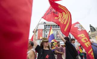 (Foto de ARCHIVO) Manifestantes, con banderas del PCE y JCE, en una concentración contra la vuelta del Rey emérito a España, en la Plaza de Ópera, a 22 de mayo de 2022, en Madrid (España). Una treintena de organizaciones entre las que se incluyen, Izquierda Republicana, Juventudes Socialistas de Madrid, Partido Comunista de Madrid (PCM) e Izquierda Unida de Madrid, entre otras, han convocado una concentración en contra de la vuelta del Rey emérito Juan Carlos de Borbón a España. El Rey Juan Carlos llegó el jueves 19 de mayo a Sanxenxo para participar en la 3º Regata del IV Circuito Copa de España 2022. Mañana tiene previsto reunirse con el Rey Felipe VI y los demás miembros de su familia. Este es el primer viaje del Rey emérito desde que se instaló en agosto de 2020 en Emiratos Árabes Unidos. Jesús Hellín / Europa Press 22 MAYO 2022;PROTESTA;CONCENTRACIÓN;MANIFESTACIÓN;REPUBLICANOS;BANDERA REPÚBLICA;REPÚBLICA;TEATRO REAL;PARTIDO COMUNISTA;JUVENTUDES COMUNISTAS ESPAÑOLAS 22/5/2022