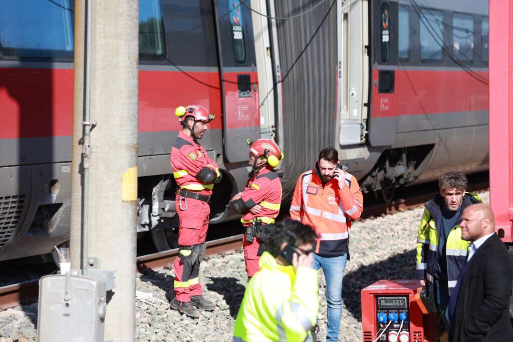 Agentes de los Servicios de Emergencias trabajan en el lugar del accidente, a 20 de enero de 2026, en Adamuz, Córdoba, Andalucía (España). El descarrilamiento de un tren de alta velocidad y la posterior colisión con otro convoy, ocurrido en la tarde de este domingo en Adamuz (Córdoba), ha dejado un amplio operativo de emergencias en marcha, la suspensión de varias conexiones ferroviarias y una investigación abierta para esclarecer sus causas. El número de fallecidos en el descarrilamiento de trenes alcanza este martes, al menos 41 personas, siendo un total de 122 las personas atendidas por el siniestro, con 117 adultos y cinco niños. En este momento, hay 39 personas ingresadas --37 adultos y cuatro niños.
Rocío Ruz / Europa Press
20 ENERO 2026;UME;GUARDIA CIVIL
20/1/2026