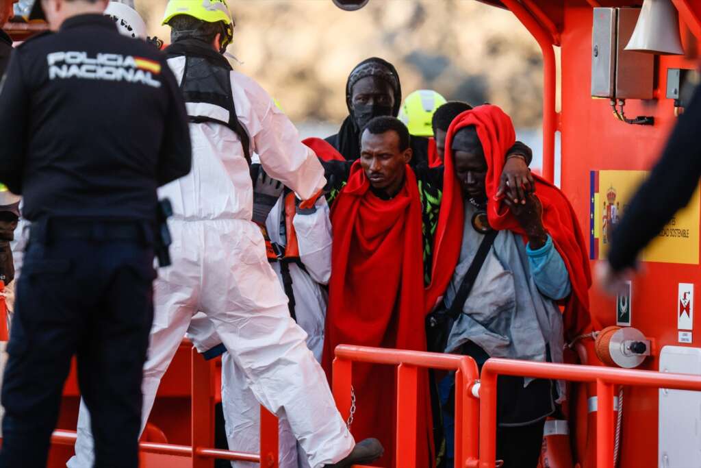 (Foto de ARCHIVO) Varios migrantes son rescatados y trasladados por Salvamento Marítimo al puerto de Arguineguín, a 15 de enero de 2026, en Gran Canaria, Canarias (España). Dos migrantes, de un total de 108 personas a bordo, han fallecido en el intento de un cayuco de intentar alcanzar las costas de las Islas Canarias. La tripulación de la Guardamar Urania se ha encargado de socorrer a estas personas, entre las que había una veintena de mujeres y tres menores. Europa Press Canarias / Europa Press 16 ENERO 2026;MIGRANTES;INMIGRANTES;PATERA;CAYUCO;SALVAMENTO MARÍTIMO;SALVAMENTO; 15/1/2026