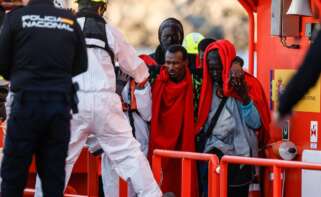 (Foto de ARCHIVO) Varios migrantes son rescatados y trasladados por Salvamento Marítimo al puerto de Arguineguín, a 15 de enero de 2026, en Gran Canaria, Canarias (España). Dos migrantes, de un total de 108 personas a bordo, han fallecido en el intento de un cayuco de intentar alcanzar las costas de las Islas Canarias. La tripulación de la Guardamar Urania se ha encargado de socorrer a estas personas, entre las que había una veintena de mujeres y tres menores. Europa Press Canarias / Europa Press 16 ENERO 2026;MIGRANTES;INMIGRANTES;PATERA;CAYUCO;SALVAMENTO MARÍTIMO;SALVAMENTO; 15/1/2026