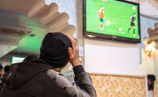 Seguidores marroquíes siguen el partido de fútbol del Mundial de Catar
