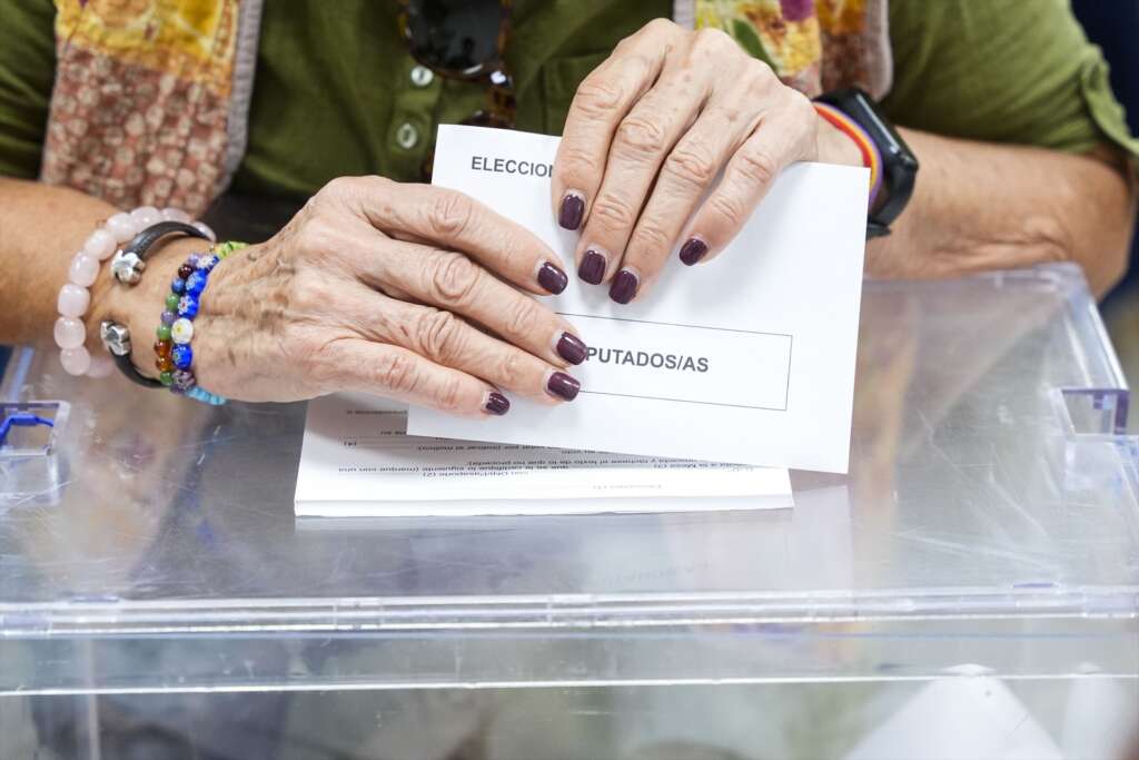 (Foto de ARCHIVO) Detalle de una sobre antes de meterlo en la urna, a 9 de junio de 2024, en Sevilla (Andalucía, España). Hoy tienen lugar las elecciones europeas de 2024 en España. Más de 38 millones de españoles están llamados a pasar por las urnas en unos comicios en los que se eligen a 61 eurodiputados al Parlamento Europeo. El partido político más numeroso es el Partido Popular Europeo, con 177 parlamentarios, seguido del Grupo de la Alianza Progresista de Socialistas y Demócratas (143), mientras que el más pequeño es el grupo de la Izquierda, con 37 representantes. Joaquín Corchero / Europa Press 09/6/2024