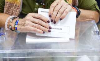 (Foto de ARCHIVO) Detalle de una sobre antes de meterlo en la urna, a 9 de junio de 2024, en Sevilla (Andalucía, España). Hoy tienen lugar las elecciones europeas de 2024 en España. Más de 38 millones de españoles están llamados a pasar por las urnas en unos comicios en los que se eligen a 61 eurodiputados al Parlamento Europeo. El partido político más numeroso es el Partido Popular Europeo, con 177 parlamentarios, seguido del Grupo de la Alianza Progresista de Socialistas y Demócratas (143), mientras que el más pequeño es el grupo de la Izquierda, con 37 representantes. Joaquín Corchero / Europa Press 09/6/2024