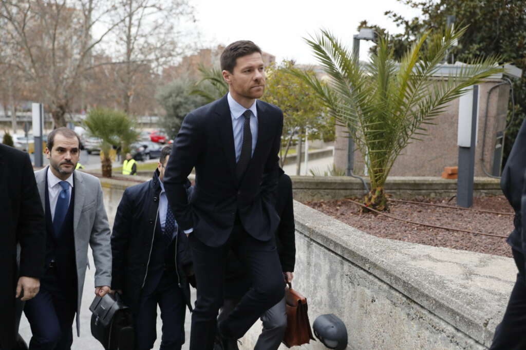 El exfutbolista del Real Madrid y entrenador español, Xabi Alonso, se dirige a la Audiencia Provincial de Madrid para ser juzgado por la comisión de tres delitos contra la Hacienda Pública durante los ejercicios fiscales de 2010, 2011 y 2012. Por ello, la sección de Delitos Económicos de la Fiscalía de Madrid solicita cinco años de prisión para Alonso. Foto: Marta Fernández / Europa Press