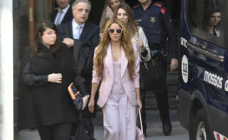 La cantante Shakira (2i) junto a sus abogados, Pau Molins (1i), Miriam Company (3i), a su llegada a la Audiencia Nacional. Foto: Kike Rincón / Europa Press